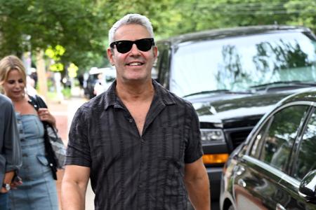 ...US-Talkshow-Host Andy Cohen tat sich schwer damit, seinen adoptierten Hund wieder abzugeben. Die beinahe sieben Jahre, die er mit Wacha verbrachte, hätten sein Leben verändert, aber der Rüde wurde ...