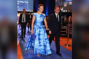 Kronprinzessin Victoria: Im Wasser-Print-Kleid zur Preisverleihung