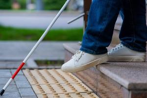 So können Sehende Blinden im Alltag helfen