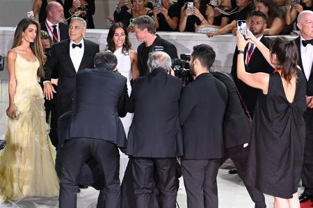 ...denn Brad zeigte sich auch zum ersten Mal mit seiner neuen Freundin Ines de Ramon auf dem roten Teppich. Klar, dass da der Andrang besonders groß war.