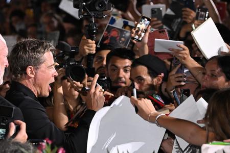 ...gab es am Ende der Premierenvorführung stehende Ovationen für Brad Pitt und George Clooney, die sich laut 'The Hollywoodreporter' beim minutenlangen Applaus in den Armen lagen.