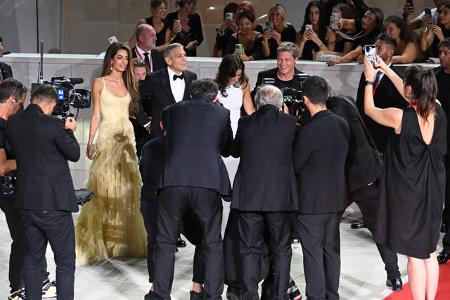 Während die genaue Gage ein Geheimnis bleibt, können Fans sich schon mal den 27. September notieren: Ab dann können sie 'Wolfs' auf Apple TV+ streamen.