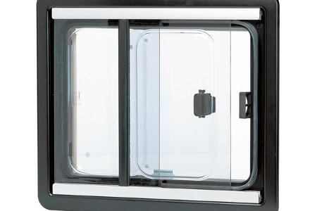 Schiebefenster laufen in einem Rahmen aus Polyurethan-Schaum