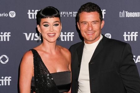 Katy Perry und Orlando Bloom strahlen auf dem roten Teppich