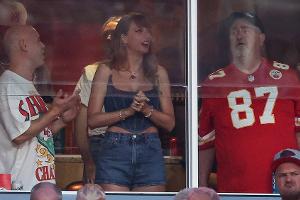 NFL-Saisonauftakt: Taylor Swift feuert Travis Kelce im Denim-Look an