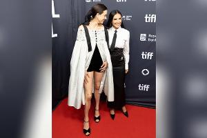 Demi Moore und Margaret Qualley beweisen in Schwarz-Weiß-Looks Stil
