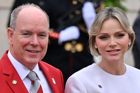 Wassersportevent: Fürstin Charlène Arm in Arm mit Fürst Albert II.