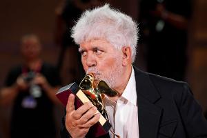 Venedig Filmfestival: Regiestar Pedro Almodóvar gewinnt Goldenen Löwen