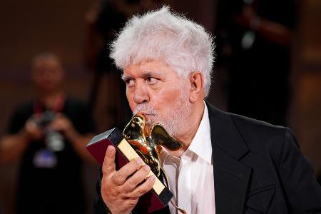 Venedig Filmfestival: Regiestar Pedro Almodóvar gewinnt Goldenen Löwen