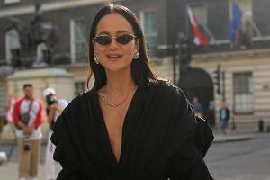 Gekonnte Einblicke: Tiefe Ausschnitte geschmackvoll tragen