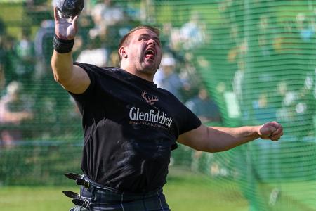 ...Tauziehen und Fassrollen - natürlich immer im Schottenrock!