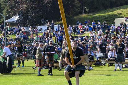 Besonders spektakulär ist die Baumstammweitwurf 'Tossing The Caber'.