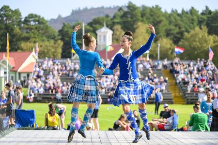 ...und Frauen, die den Reel tanzen, den typischen traditionellen Tanz des schottischen Hochlands.