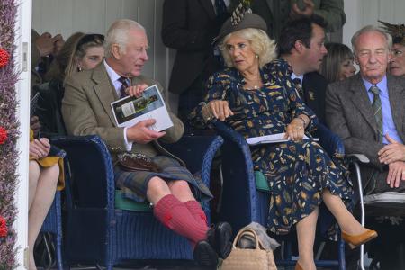 Auch Charles erschien zünftig im Schottenrock - der King Charles III-Tartan in grün, rot und blau war im letzten Jahr eigens anlässlich der Feier seiner Krönung entworfen worden und basiert auf dem Ba ...