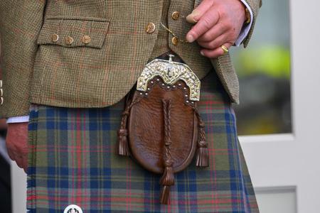 Dazu trug der König die traditionelle Tasche der Highlander, den Sporran.