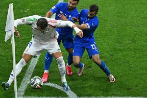 Italien-Fans drehen sich während der israelischen Hymne um