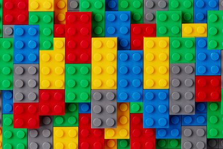 Bild voll mit ordentlich arrangierten Legosteinen