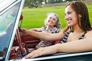 Zwei Frauen im Cabrio