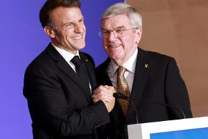Bach zeichnet Macron mit Olympischem Orden aus