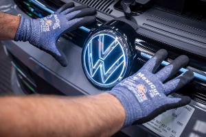 VW Logo Emblem beleuchtet Werk Produktion