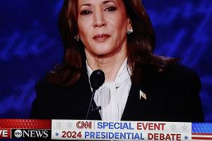 Wilde Verschwörungstheorie: Sind Kamala Harris' Ohrringe Kopfhörer?