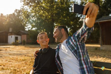 vater und sohn machen selfie
