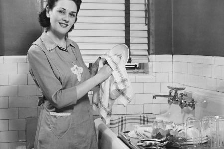 schwarzweißbild von Hausfrau