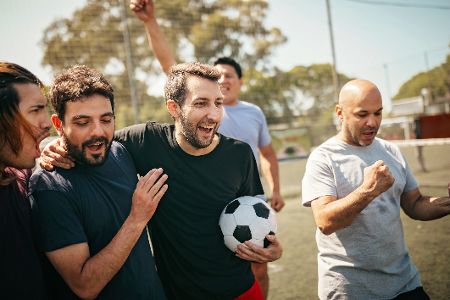 männer beim fußball spielen