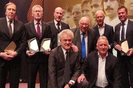 Die beste deutsche Fußball-Elf aller Zeiten - Günter Netzer wird 80 - und ist natürlich Mitglied der Hall of Fame der deutschen Fußball-Nationalmannschaft, die eine Jury aus Sportjournalisten gekürt hat. Neben Netzer stehen Legenden wie Franz Beckenbauer und Fritz Walter auf dem Rasen. Bei der Auswahl wurden nur Spieler berücksichtigt, die seit mindestens fünf Jahren nicht aktiv sind. Die Top-Elf zum Durchklicken: