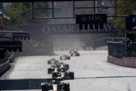 Die Startaufstellung zum Großen Preis von Aserbaidschan - In den Straßen von Baku tobte am Sonntag ein heißer Fight. Oscar Piastri bestand in der Formel 1 die nächste Reifeprüfung. Sergio Perez sorgte hingegen für einen schweren Unfall. Nico Hülkenberg musste eine bittere Niederlage einstecken. Alle Fahrer in der Einzelkritik:
