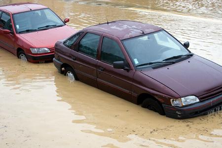 Überschwemmtes Fahrzeug