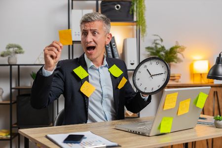 mann am schreibtisch in hektik