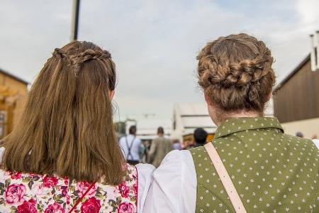 Wiesn 2024: Einfache Flechtfrisuren für den Trachtenlook