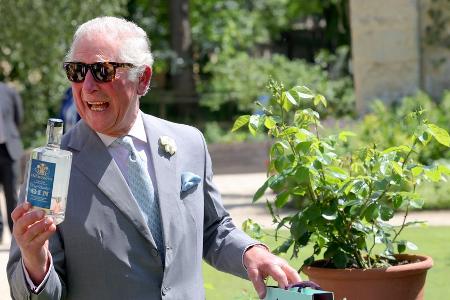 König Charles eröffnet Gin-Shop in Sandringham