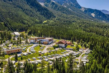 Vogelperspektive, Campingplatz, Caravans, Tal, Wald,Gebirge