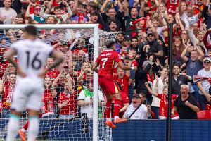 Liverpool für eine Nacht Tabellenführer