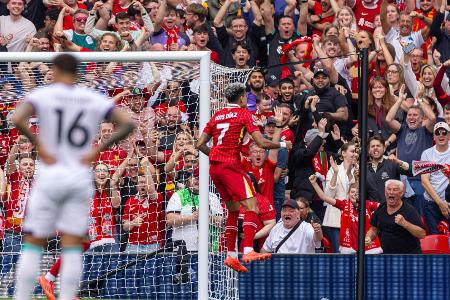 Liverpool für eine Nacht Tabellenführer