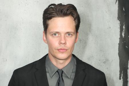 ...Bill Skarsgard hat schwache Nerven und strapazierte selbige beim Kinopublikum, als der den bösen Clown Pennywise in 'It' ('Es') spielte. Selber schaut er lieber Actionfilme. Die…
