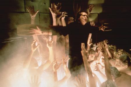 ...hatte auch Jason Miller, der sich für 'Der Exorzist' mit – wie es sich herausstellte – kalter Erbsensuppe ins Gesicht kotzen lassen musste. Sein Schock und Ekel waren und wirkten so echt, dass die ...