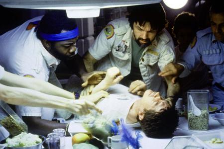 ...SciFi-Horrorklassiker 'Alien' können manche Menschen nur mit den Händen vor dem Gesicht ertragen, aber man stelle sich den Schock der anderen Schauspieler vor, als sie nichtsahnend mitansehen musst ...