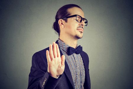 Mann hält Hand nach vorne