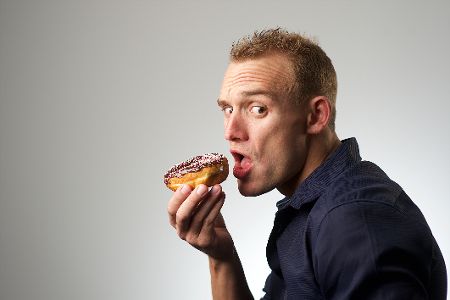mann isst heimlich donut