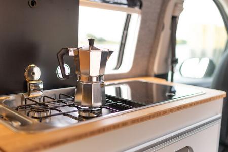 Campermeyer Vito (2025) Herd kocht Espresso