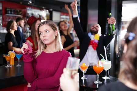 frau ist genervt auf party