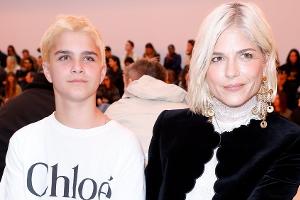 Selma Blair besucht Fashionshow in Paris mit Sohn Arthur