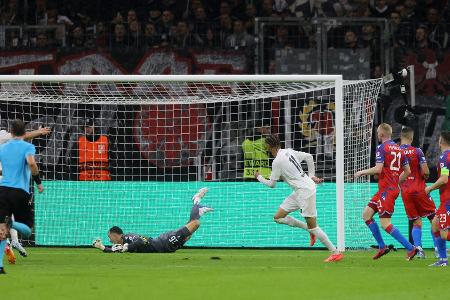 Frankfurt gibt Sieg im Lieblingswettbewerb spät aus der Hand