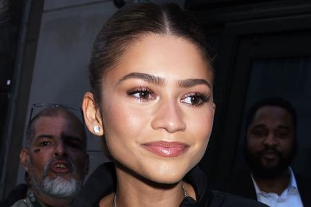 Zendaya ist auf dem bisherigen Höhepunkt ihrer Karriere angekommen. Doch anscheinend ist sie selbst bei den Oscars nicht vor Rassismus geschützt, denn dort habe jemand 2018 ihre Locs mit den Worten ko ...