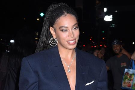Rassismus muss sich nicht immer in Worten äußern. Solange Knowles, die Schwester von Beyoncé, hat mehrere Attacken erleben müssen. An einen Vorfall erinnert sie sich besonders deutlich: Sie wurde von ...