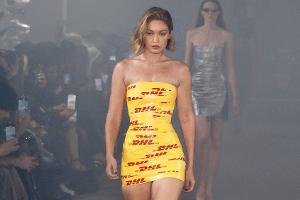 Gigi Hadid stolpert in Klebeband-Kleid über den Laufsteg