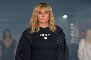 Mit Pony und Polizei-Jacke: Heidi Klum läuft erneut in Paris